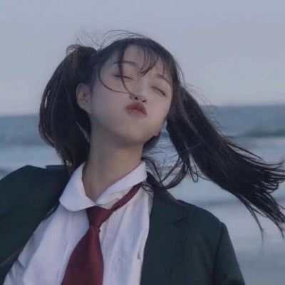 普京发现女士没酒杯后让出自己的